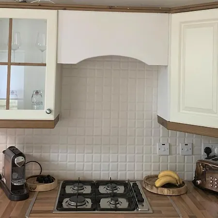 2 Bedroom Back Garden Escape *