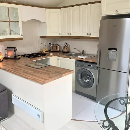 2 Bedroom Back Garden Escape *