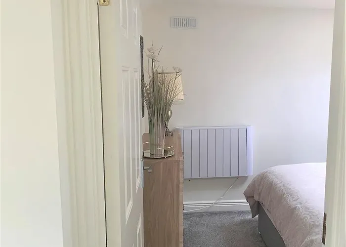 2 Bedroom Back Garden Escape Шале Нейс