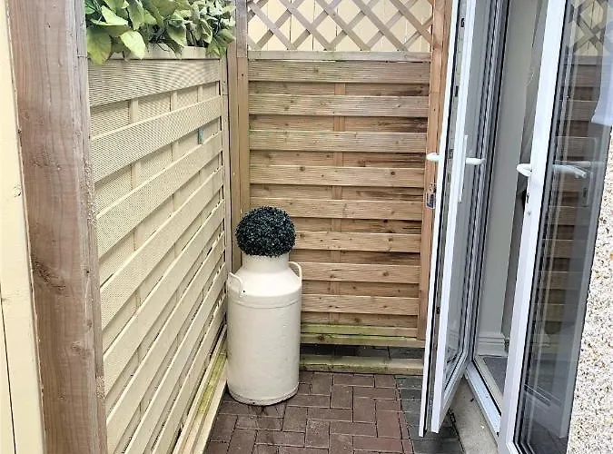 2 Bedroom Back Garden Escape Шале Нейс