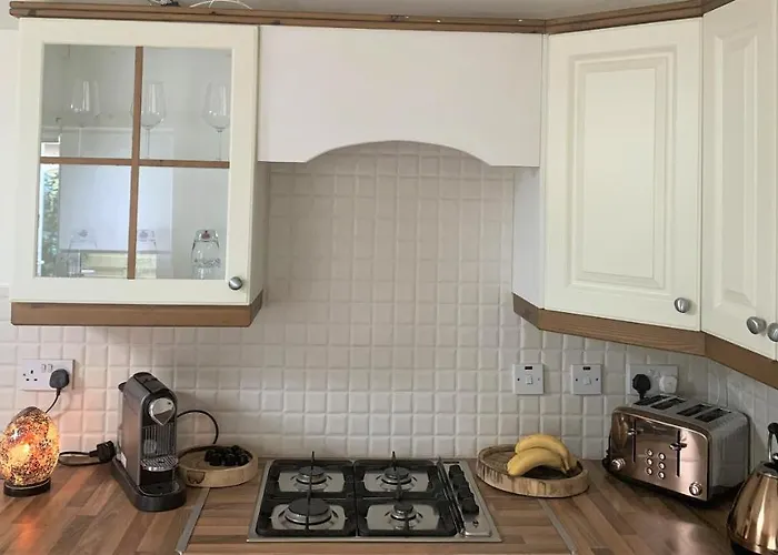 2 Bedroom Back Garden Escape *