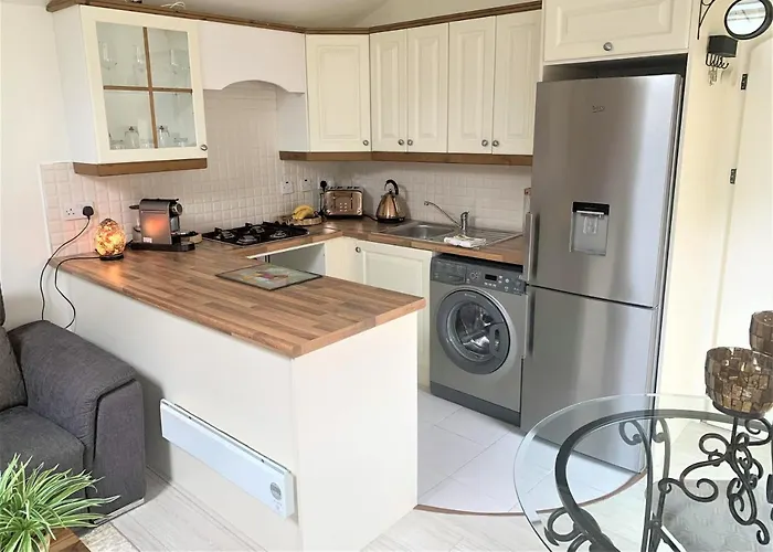 2 Bedroom Back Garden Escape *